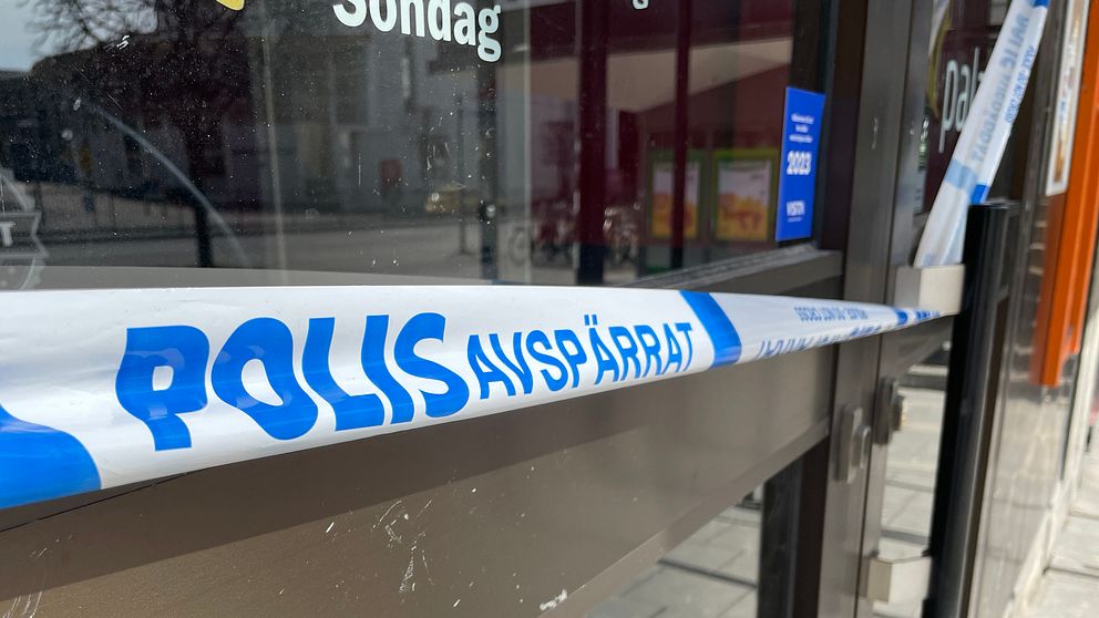Polisens avspärrningsband på entrédörr till nöjeslokal i Linköping där en stor polisinsats pågick under söndagen