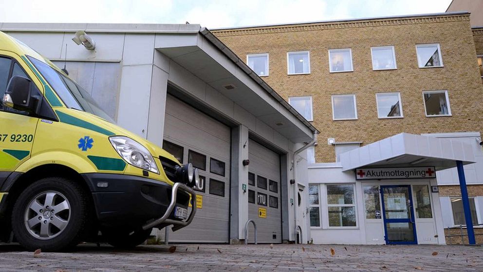 En ambulans står parkerad framför entren till akutmottagningen på Ljungby lasarett. Arkivbild