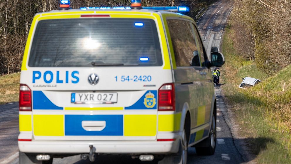 Polisbil i förgrunden, i bakgrunden en personbil i diket.