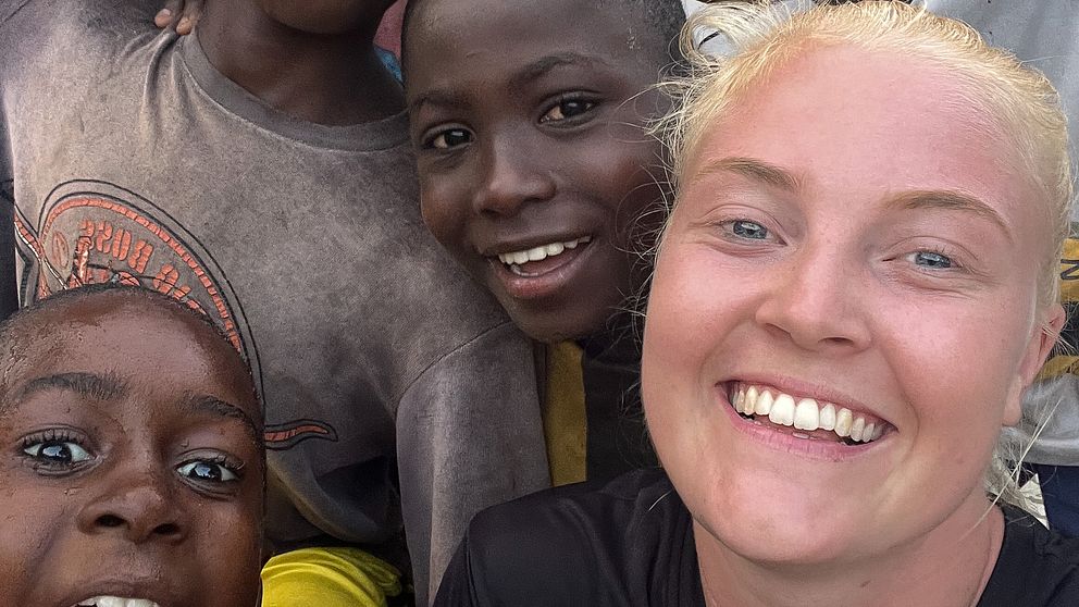 Clara Engstrand tillsammans med några av deltagarna på idrottsskolan