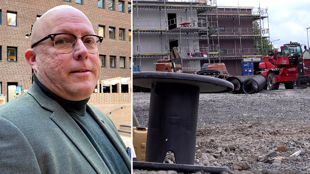Person i kostym framför en byggnad med moderna detaljer till vänster, och en byggarbetsplats med grävmaskiner och byggmaterial till höger.