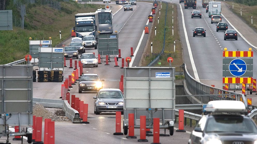 Trafikerad väg med vägarbeten.