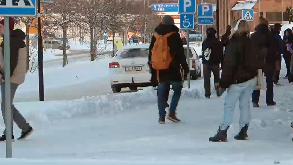 Folk väntar på bussen i Eksjö