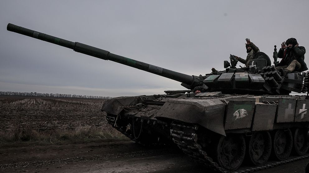 En stridsvagn med soldater
