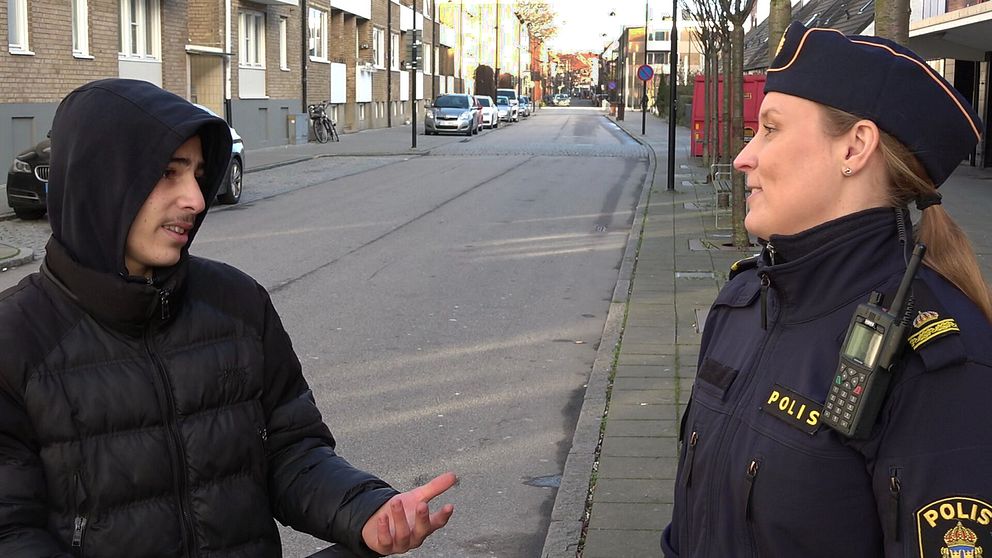 Polis i samtal med landskronabo