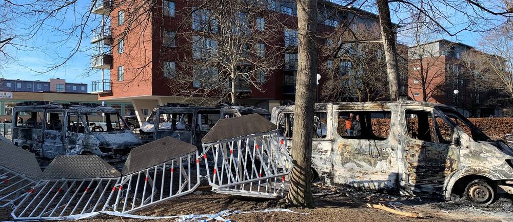 Utbrända polisfordon efter upploppet i Sveaparken i Örebro under långfredagen. Fotad den 16 april.