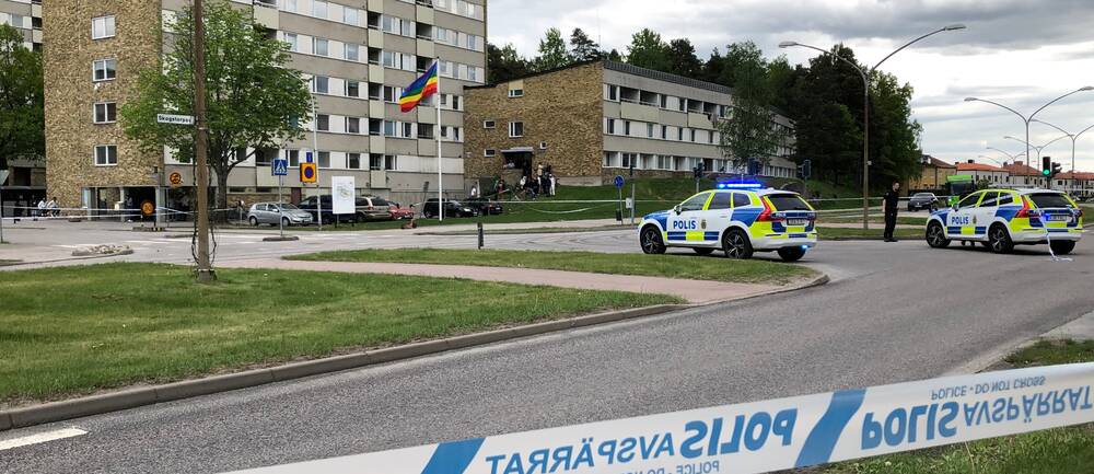 Bild på polisbilar och polsavspärrningsband vid Bellmansvägen/Skogstorpsvägen i Eskilstuna med anledning av en skjutning. 