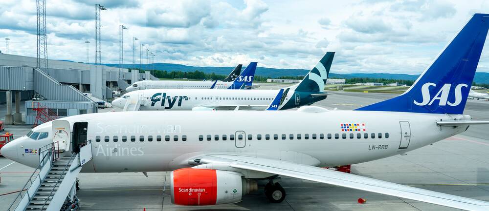 Ett Sas-flygplan står på Oslo flygplats.