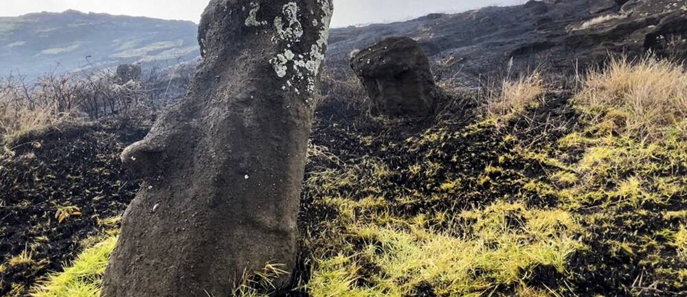 Stenstatyerna av Rapa Nui-kulturen på Påskön står än trots att en brand härjade i området under torsdagen.