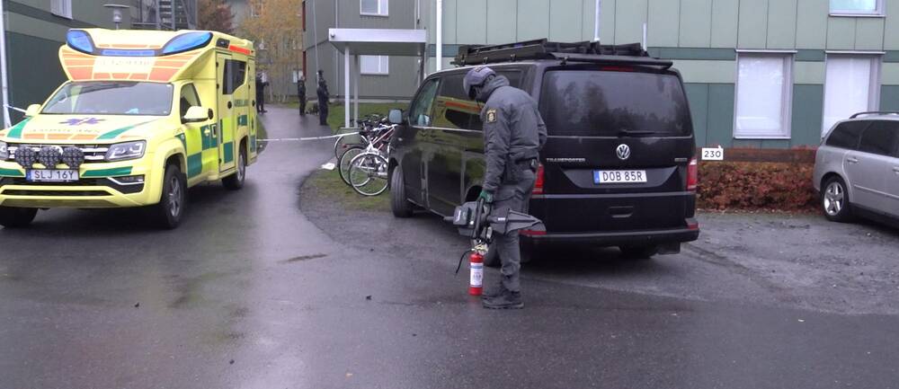 Bilden visar när personal från polis och räddningstjänst arbetar på Tvistevägen i Umeå efter larm om att en man uppträdde hotfullt.
