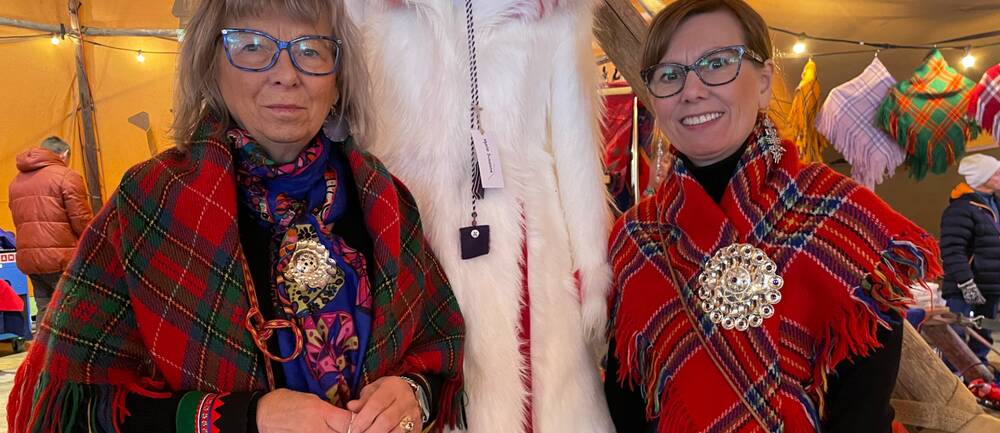 Två kvinnor klädd i samiska kläder.