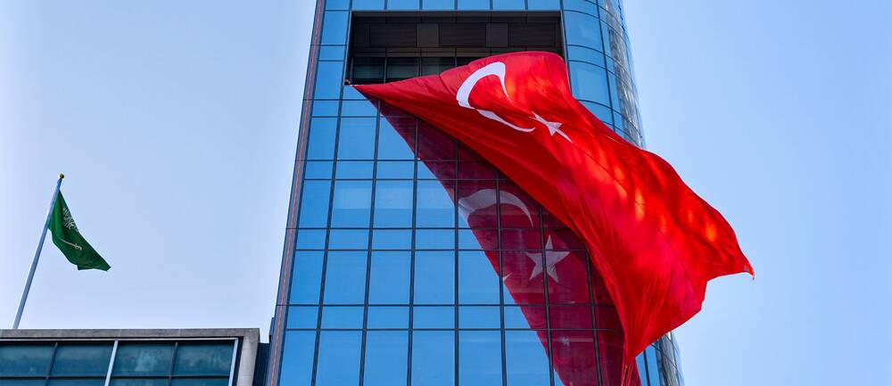Turkisk flagga blåser i vinden vid FN:s högkvarter i New York.