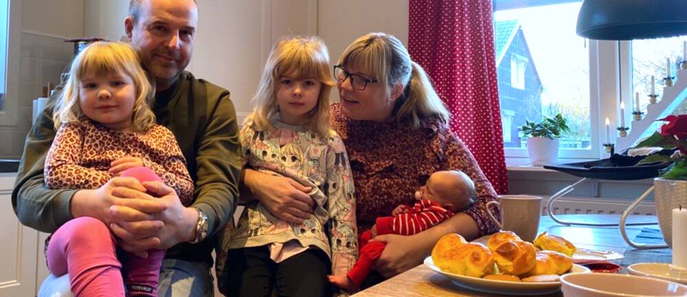 Bild på två vuxna och tre barn som sitter vid ett bord. Personerna på bilden är familjen Andersson i Forshaga som gör allt för att försöka slippa RS-viruset som härjar i Värmland och Sverige nu.