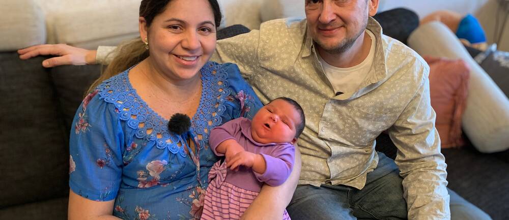Sandra Wanderlei och Andreas Öhrvall sitter i soffan med sin bebis Deborah, som vägde 6,17 kilo när hon föddes.
