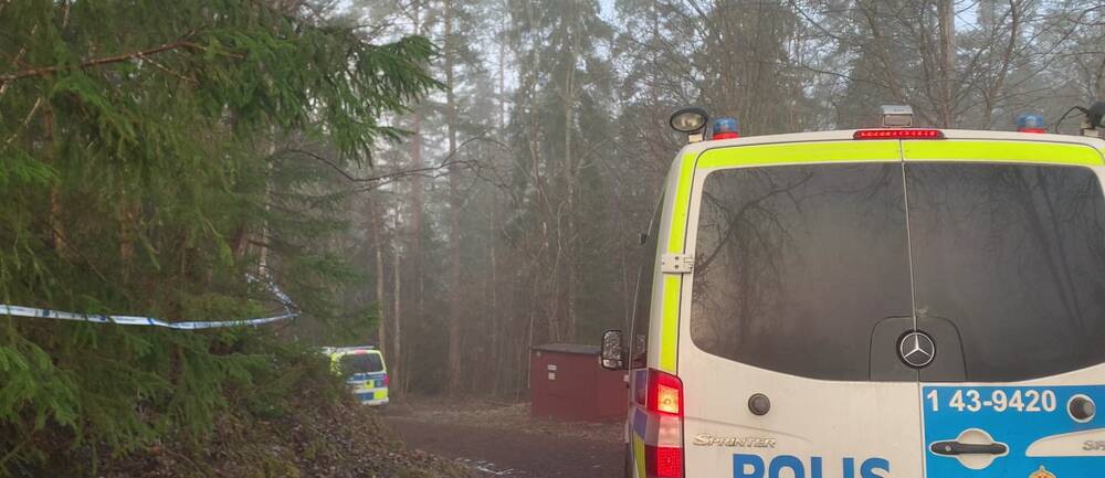 Polisbil i skogsområde i Taberg utanför Jönköping där en kvinna hittats död. Polisen misstänker att hon mördats.