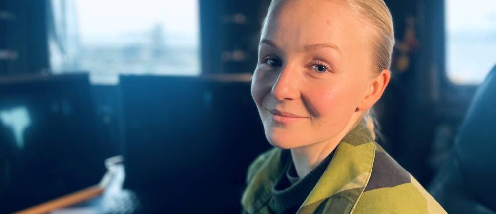 Agnes Westerhult, en tjej i kamouflagekläder, som har sökt till officiersprogrammet.