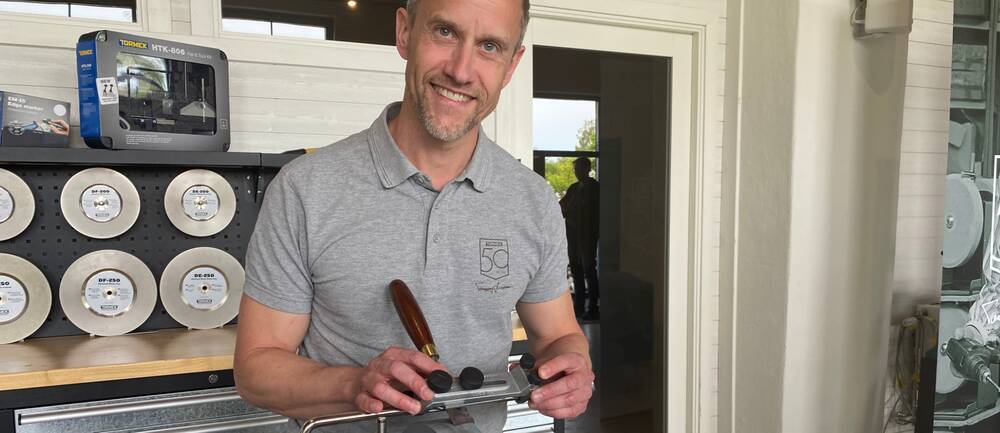 Samuel Stenhem, vd för Tormek i Lindesberg, demonstrerar en slipmaskin.