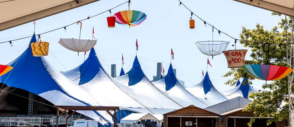 En bild från Frihamnen i Göteborg där man byggt upp blå tält inför Jubileumsfestivalen.