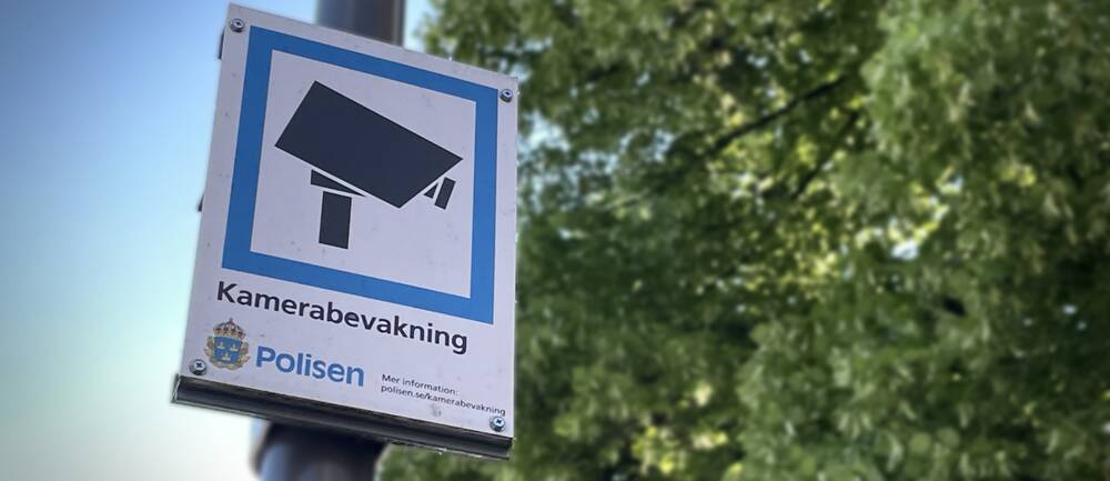 Bild på skylt om kameraövervakning.
