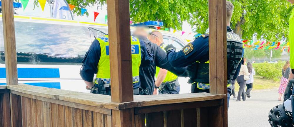 Här förs den misstänkte knivmannen in i polisbilen.