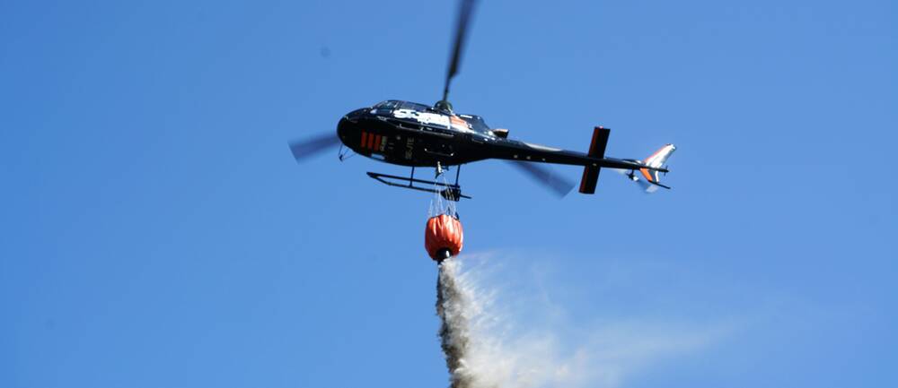 Helikopter vattenbombar skogsbrand i Åryd, öster om Växjö