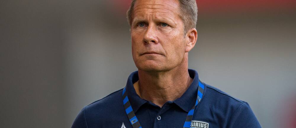 Sirius sportchef Ola Andersson har blivit sjukskriven på grund av en hjärtinfarkt.