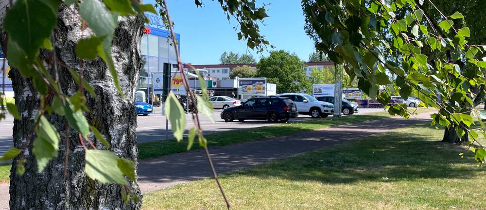 En man  har dött och en annan skadats efter ett våldsbrott i Motala natten till tisdag. En man i 20-årsåldern greps under natten misstänkt för mord och mordförsök.