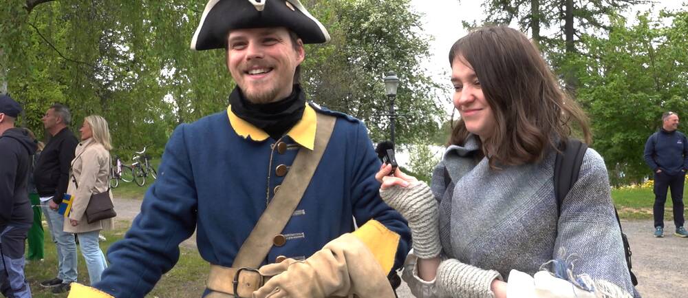 En man och en kvinna i historiska kläder.