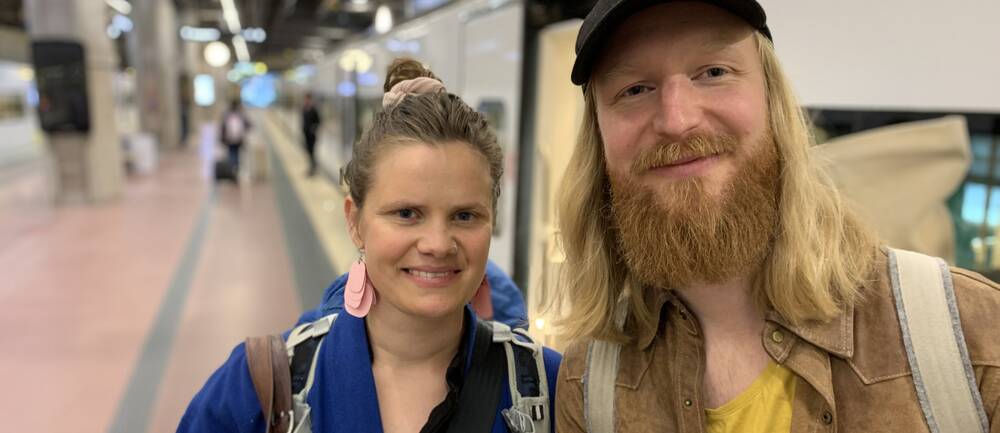ida Tiainen och Linus Rehnberg Fritz, två resenärer som åkte med det första tåget till Arlanda efter olyckan. De står på Stockholms central framför ett tåg.