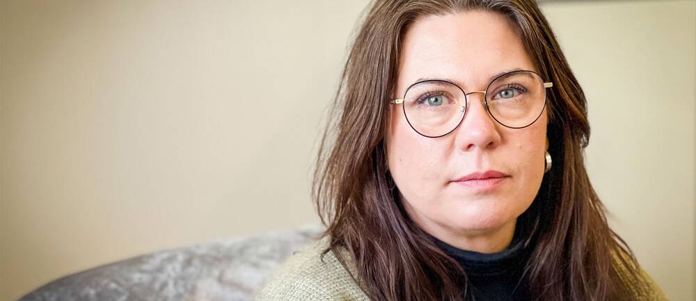 En kvinna med brunt hår och glasögon, Katarina Strömfelt  verksamhetschef för kvinnojouren Ellinor.
