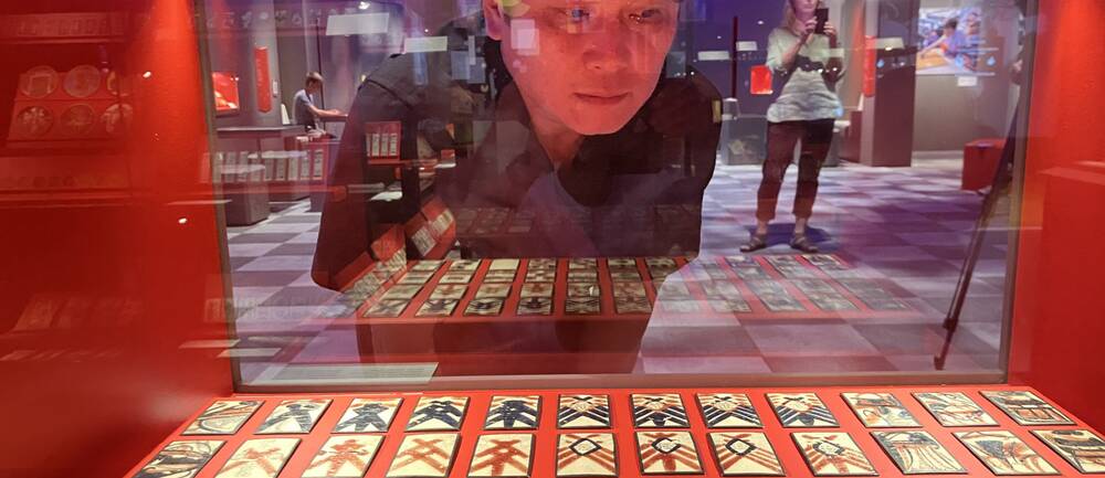 Man tittar på utställning av Karuta-kort.