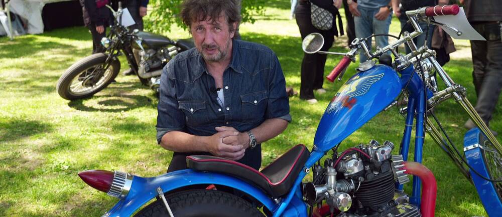 Dennis Dahlqvist guidar till en värld av bobbers, choppers och hur konstärlig kreativitet tar sig uttryck i mc-världen.