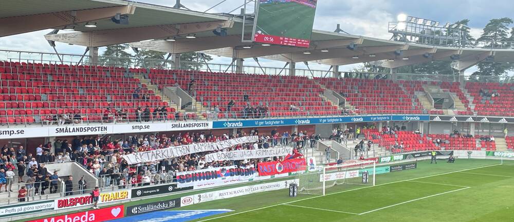 Östers ståläktare på Visma Arena. Banderollen lyder Läktarkulturen kämpar för tre poäng – Ni borde jaga kriminella gäng”.