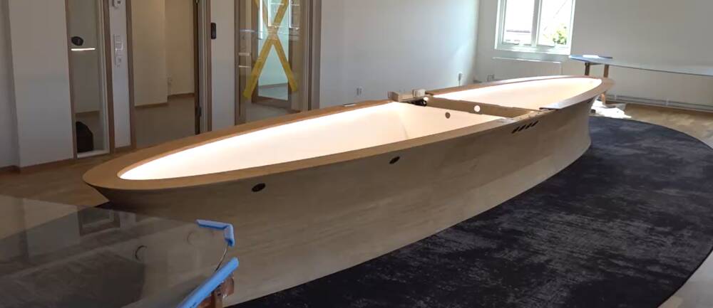 Avlångt bord i ljust trä står mitt i ett mötesrum på Emmaboda kommun.