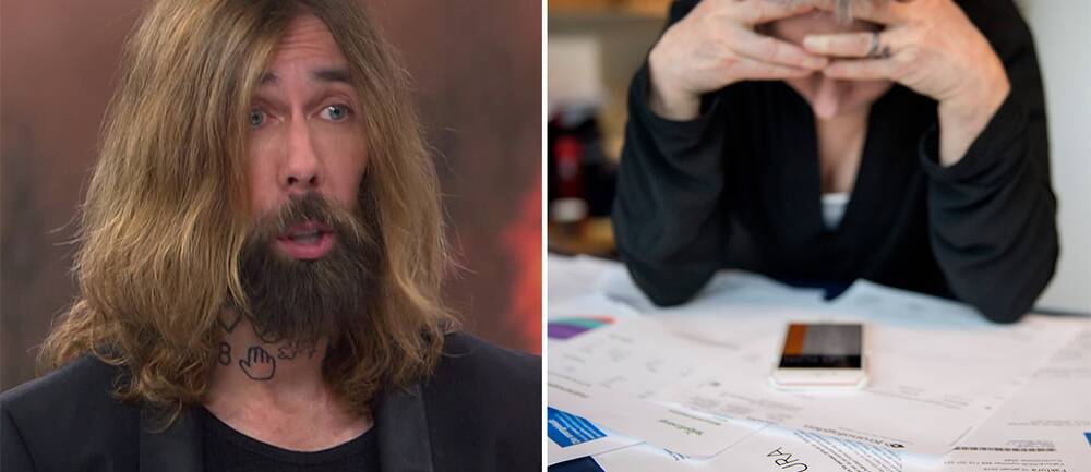 Ekonomiprofessorn Micael Dahlen. Person som hänger över ett bord med räkningar.