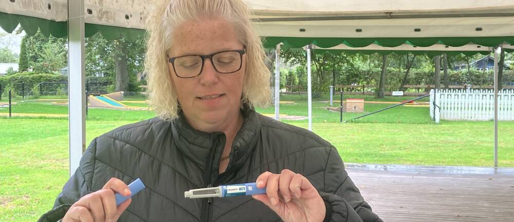 En kvinna i kävlinge med en diabetesspruta.
