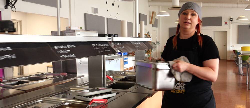 Kocken Lotta Tålsgård håller i en behållare med mat som ska köras från skolbespisningen till en av Laxås församlingar.