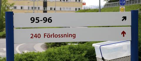 Vägskyltar som visar väg till barnsjukhuset och kvinnokliniken samt förlossningen vid Akademiska sjukhuset i Uppsala.