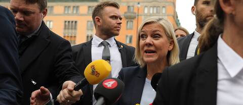 Finansminister Magdalena Andersson (S) under budgetpromenaden.