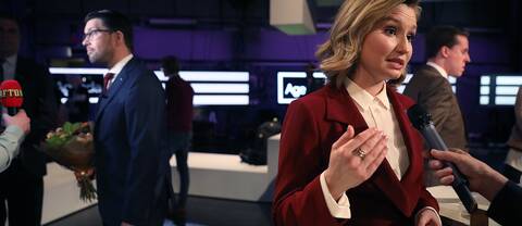 Ebba Busch Thor (KD) och bakom Jimmie Åkesson (SD) efter partiledardebatten i SVT:s Agenda i oktober 2017.