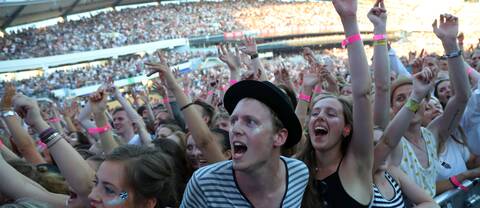 Människor sjunger med under konsert.