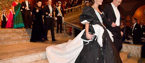 Kronprinsessan Victoria och James Peebles, Nobelpristagare i fysik anländer till Nobelbanketten i Stadshuset.