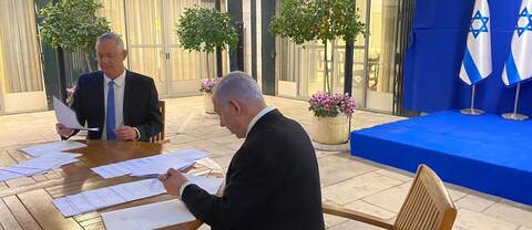 Benny Gantz och Benjamin Netanyahu tvingades komma överens om en koaltionsregering