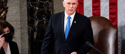 Vicepresident Mike Pence leder arbetet med att godkänna elektorsrösterna i kongressen