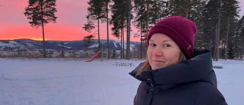 Anniqe Adamsson vid en röd solnedgång över berget i Sollefteå