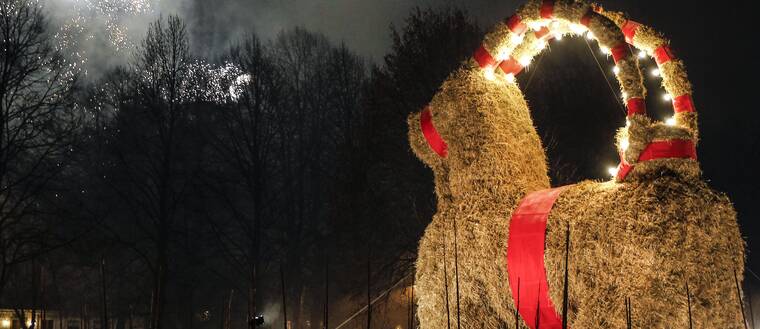 Gävlebocken på Slottstorget i Gävle invigdes traditionsenligt på första advent 2015.