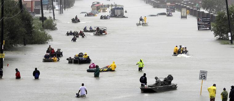 En väg har blivit en flod efter översvämningar i samband med sotrmen Harvey, i Houston, Texas.