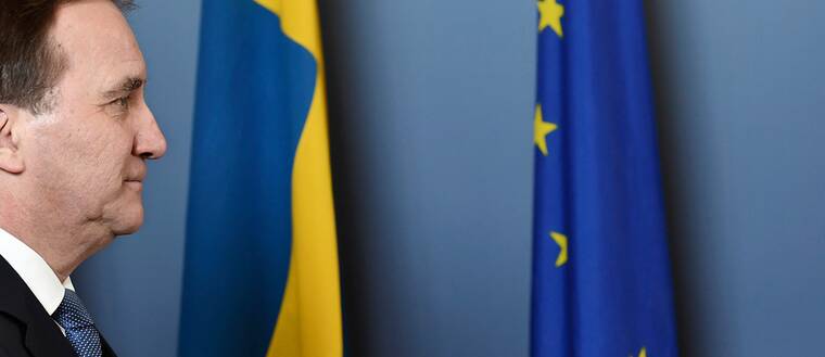 Statsminister Stefan Löfven (S) porträtterad med en svensk flagga och en EU-flagga.