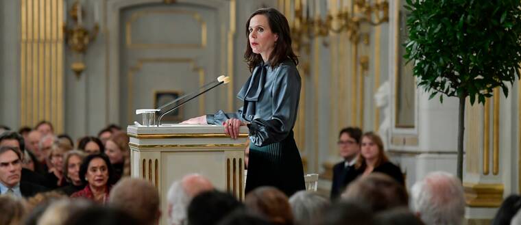 Svenska Akademiens Sara Danius står och talar