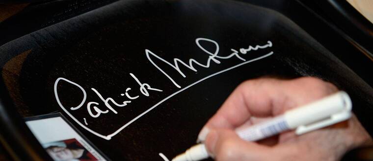 Patrick Modiano signerar sin stol på Nobelmuseet.
